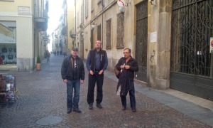 Rémi, Thieery et paul dans une rue de Novara.
